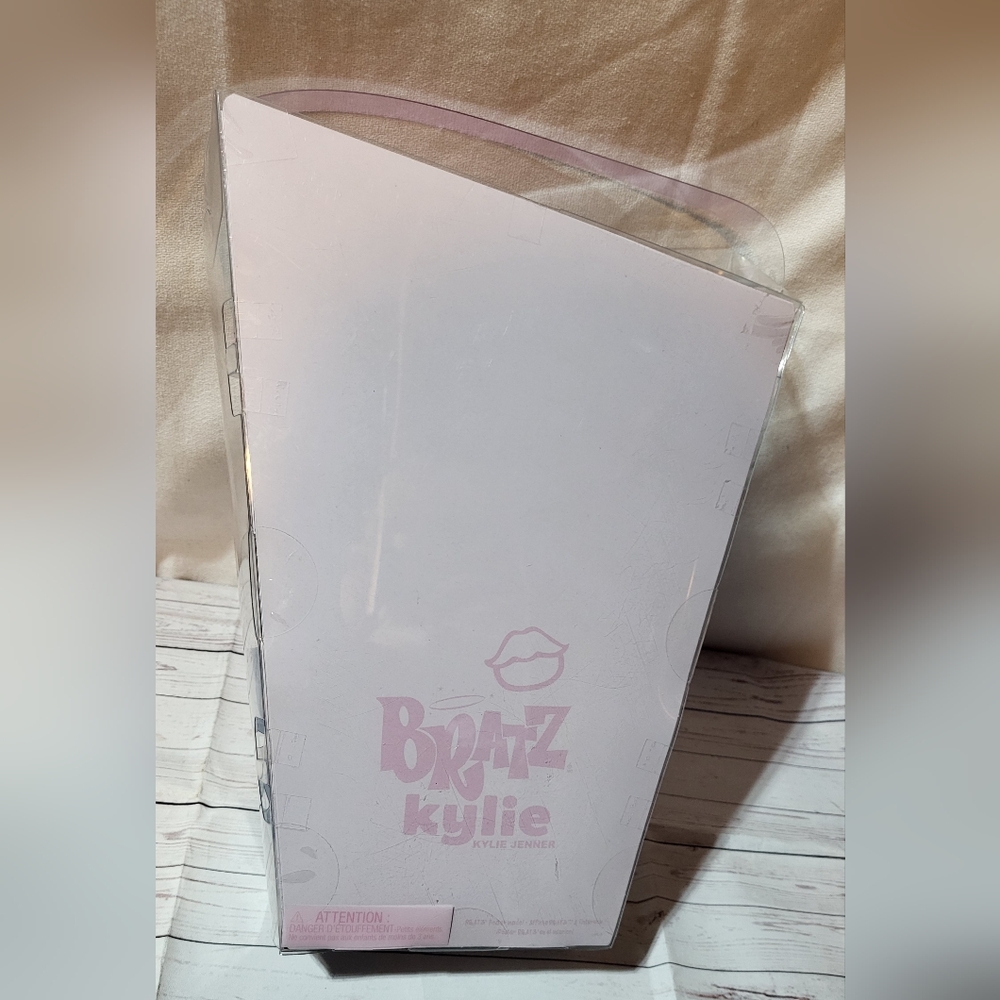 New BRATZ - Kylie Jenner doll with dog - Picture 6 of 6